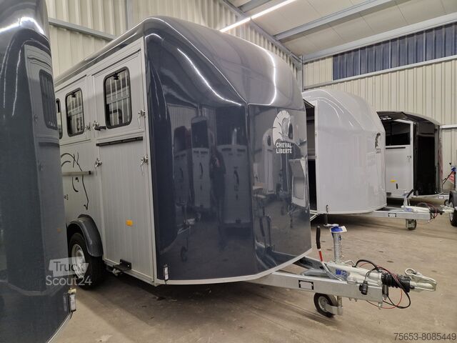 Vozidlo pro prepravu dobytka Cheval Liberté Aluline Maxi 3 mit Hecktüren 3500kg 3 Pferde Neu