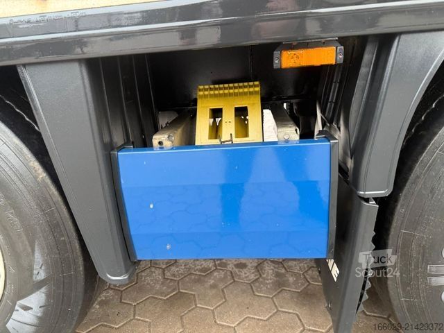 Semiremorcă deschisă cu prelată KRONE Planenauflieger mit Staplerhalterung