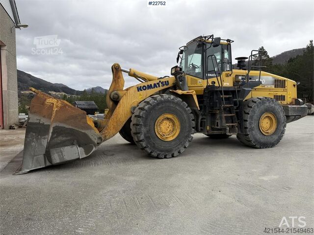 Krautuvas Komatsu WA500-7 wheel loader with a bucket