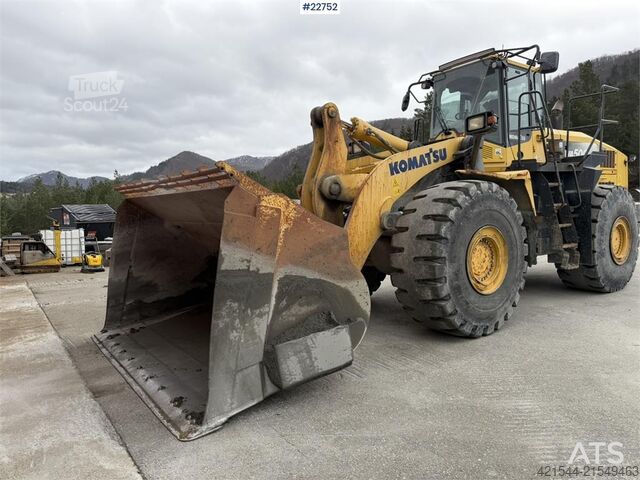 Krautuvas Komatsu WA500-7 wheel loader with a bucket
