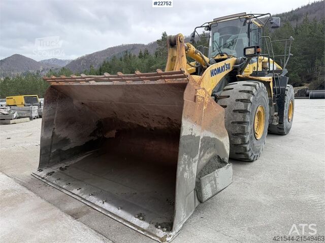 Krautuvas Komatsu WA500-7 wheel loader with a bucket