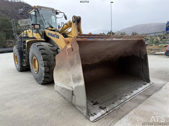 Krautuvas Komatsu WA500-7 wheel loader with a bucket