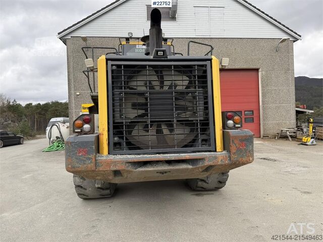 Krautuvas Komatsu WA500-7 wheel loader with a bucket