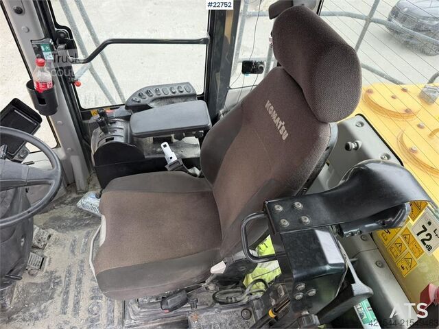 Radlader Komatsu WA500-7 wheel loader with a bucket