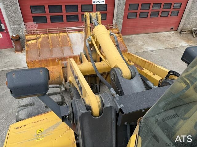 Radlader Komatsu WA500-7 wheel loader with a bucket