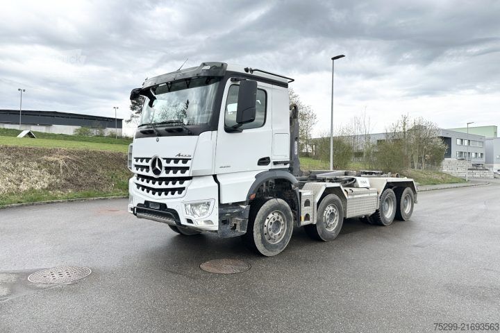Tovornjak s kavljem za kontejnerje Mercedes-Benz Arocs 3251 8x4 Mobas / Swiss-Vehicle