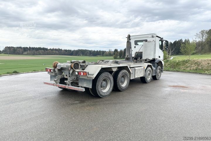 Tovornjak s kavljem za kontejnerje Mercedes-Benz Arocs 3251 8x4 Mobas / Swiss-Vehicle