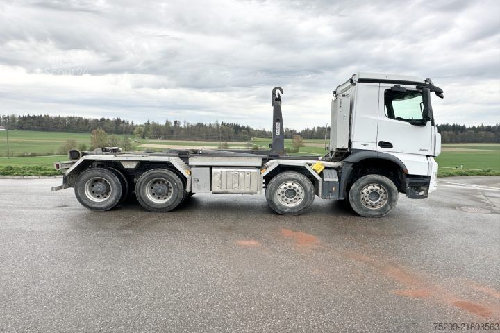 Tovornjak s kavljem za kontejnerje Mercedes-Benz Arocs 3251 8x4 Mobas / Swiss-Vehicle
