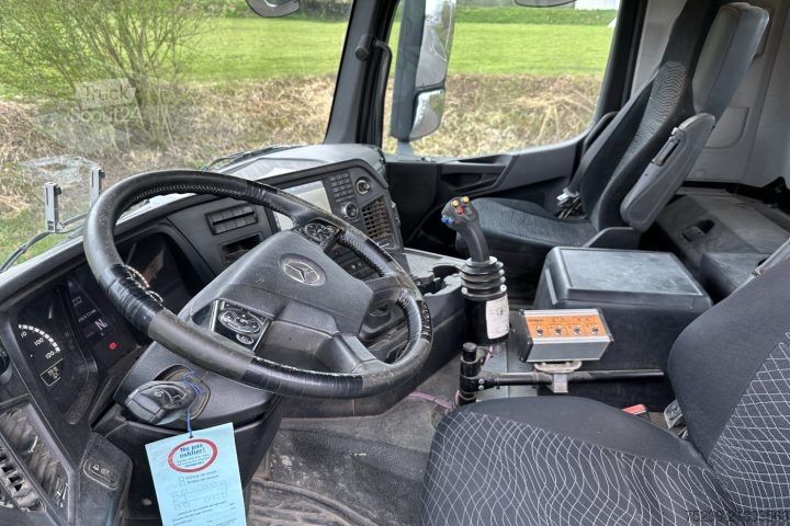 Tovornjak s kavljem za kontejnerje Mercedes-Benz Arocs 3251 8x4 Mobas / Swiss-Vehicle