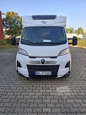 Puoliksi integroitu matkailuauto CARADO T 338s