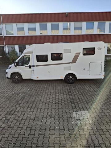 Puoliksi integroitu matkailuauto CARADO T 338s