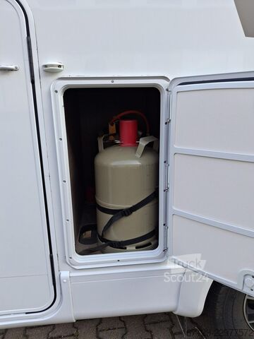 Puoliksi integroitu matkailuauto CARADO T 338s