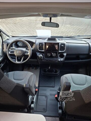 Puoliksi integroitu matkailuauto CARADO T 338s
