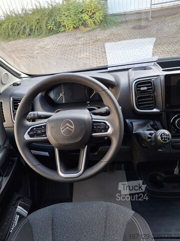 Puoliksi integroitu matkailuauto CARADO T 338s