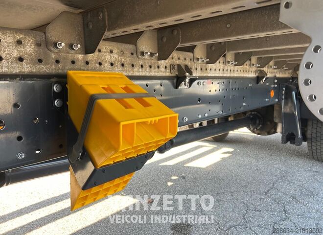 Camion avec caisse et hayon élévateur hydraulique IVECO EUROCARGO 160E25