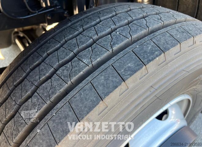 Camion avec caisse et hayon élévateur hydraulique IVECO EUROCARGO 160E25