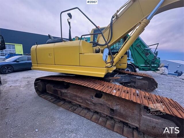 Telakaivukone Komatsu PC240LC-8 Crawler Excavator w/ Digger Bucket.