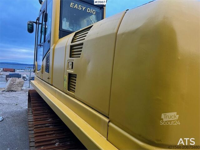 Telakaivukone Komatsu PC240LC-8 Crawler Excavator w/ Digger Bucket.