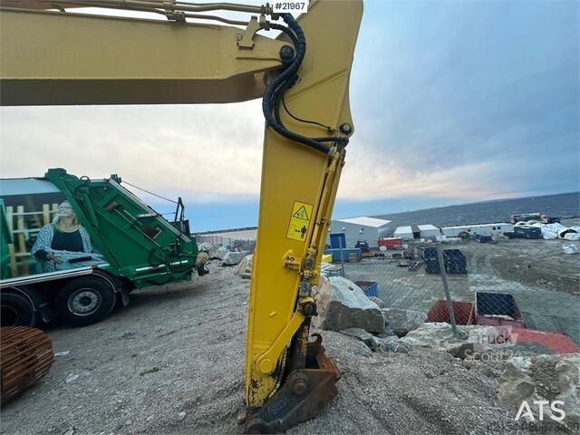 Telakaivukone Komatsu PC240LC-8 Crawler Excavator w/ Digger Bucket.