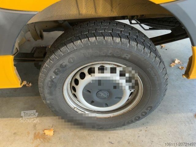 Minibus VOLKSWAGEN Crafter Kombi 35 mittel L2H1 Fensterbus Ahk.3,5t