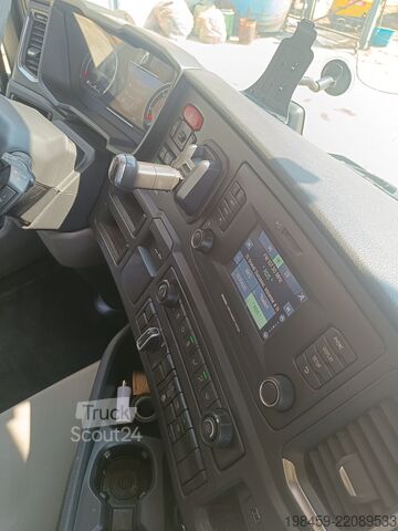 Kamion sa ravnom platformom i ceradom SCANIA G 320
