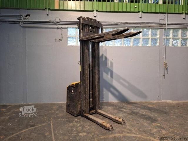 Handmatige stapelaar Caterpillar NSP16N