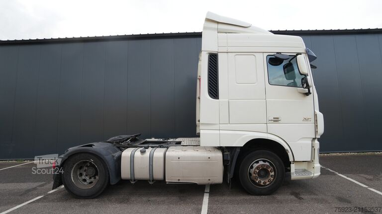 Estándar-SZM DAF XF 440 Space Cab tractor unit