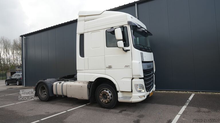 Estándar-SZM DAF XF 440 Space Cab tractor unit