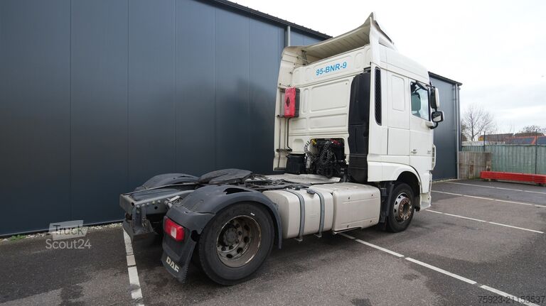 Estándar-SZM DAF XF 440 Space Cab tractor unit
