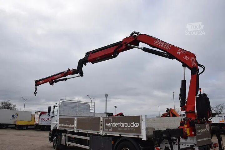 Plateau de chargement Mercedes-Benz Axor 1829 + Fassi 135 Flygip
