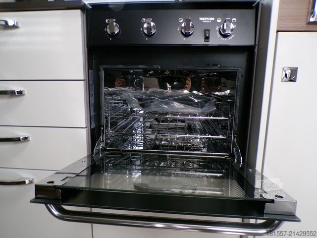 Autorulotă semi-integrată BÜRSTNER Lyseo TD 644 G Tageszulassung / Winterpaket, Bac