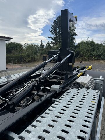 Roll-off tipper Fuso Canter 9C18 Abrollkipper 63990 Euro