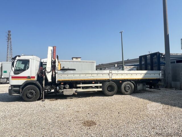 Vrachtwagen met vaste laadvloer, oprijplaat en kraan Renault Premium 300