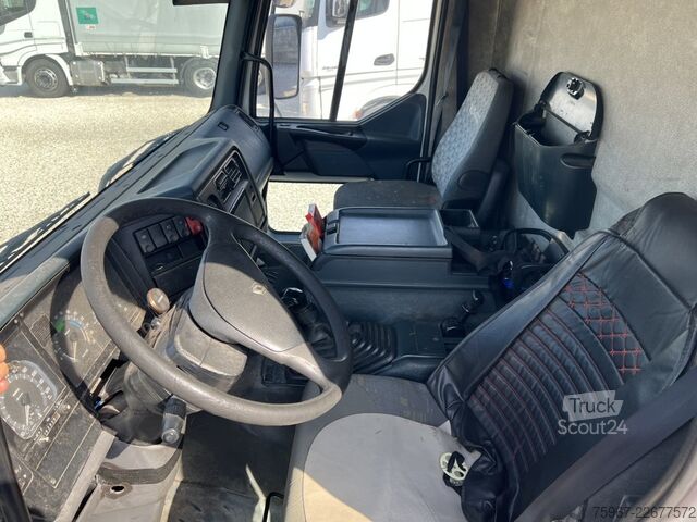 Vrachtwagen met vaste laadvloer, oprijplaat en kraan Renault Premium 300