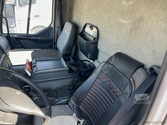 Vrachtwagen met vaste laadvloer, oprijplaat en kraan Renault Premium 300