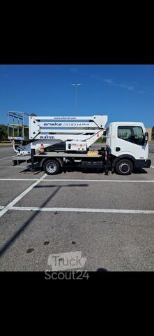 Ant sunkvežimio sumontuota PLE tipo kėlimo platforma Nissan Cabstar