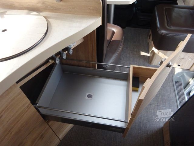 Integrated camper EURAMOBIL IL 720 EB Markise Navi Klimaaut. Hubbett