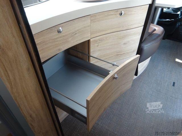 Integrated camper EURAMOBIL IL 720 EB Markise Navi Klimaaut. Hubbett