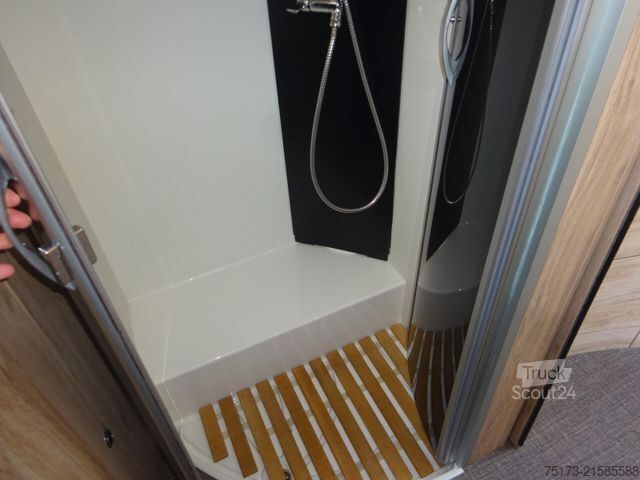 Integrated camper EURAMOBIL IL 720 EB Markise Navi Klimaaut. Hubbett