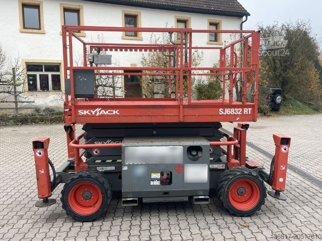 Piattaforma di lavoro Skyjack SJ6832 RT Gelände AH 11,70 Allrad Schere