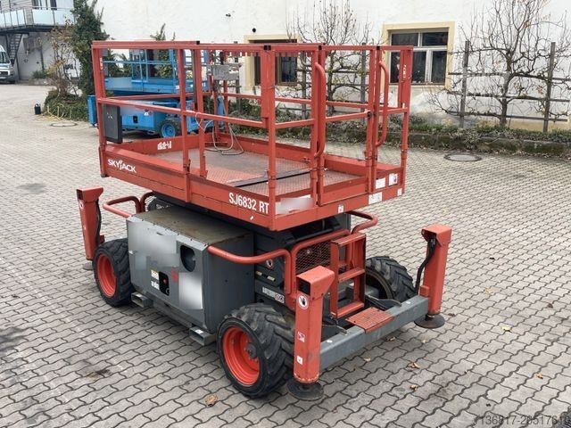 Platformă de lucru Skyjack SJ6832 RT Gelände AH 11,70 Allrad Schere