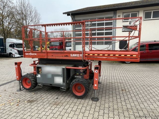 Arbeidsplattform Skyjack SJ6832 RT Gelände AH 11,70 Allrad Schere