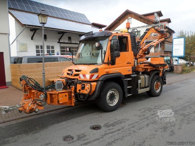 Otros MERCEDES-BENZ Unimog 423 mit Mulag Front Heckmähkombination E6