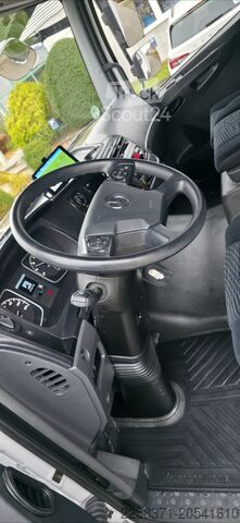 Transporter z walizką Mercedes-Benz Atego 823