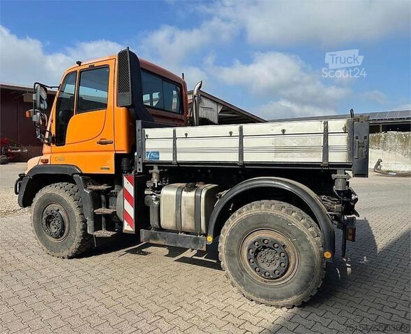 Mercedes-Benz Unimog U4000 com carroçaria basculante Mercedes-Benz Unimog U4000 mit Kipppritsche
