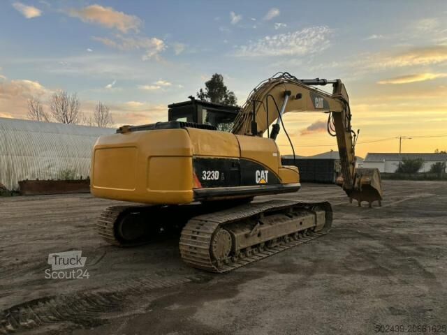 Excavator pe șenile Caterpillar 323D