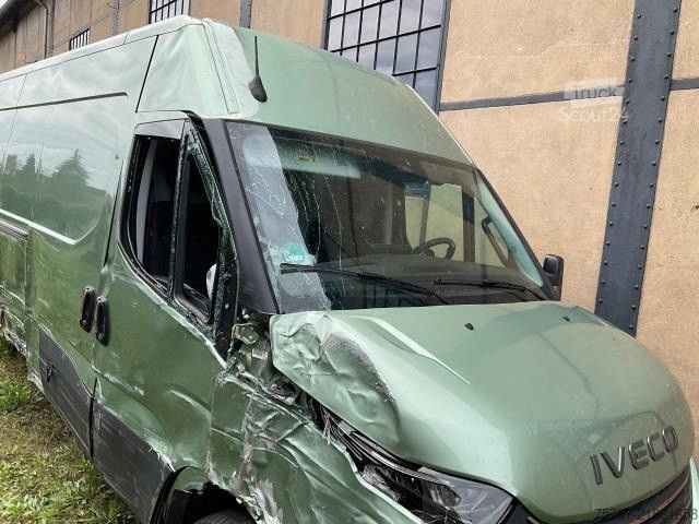 Hög tak skåpbil IVECO 35S18 Kastenwagen Maxi hoch&lang, Unfall