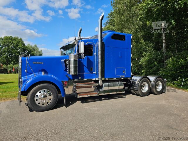 Standard tractor Kenworth W900L