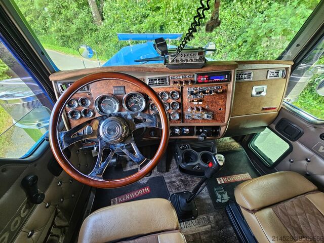 Standard tractor Kenworth W900L