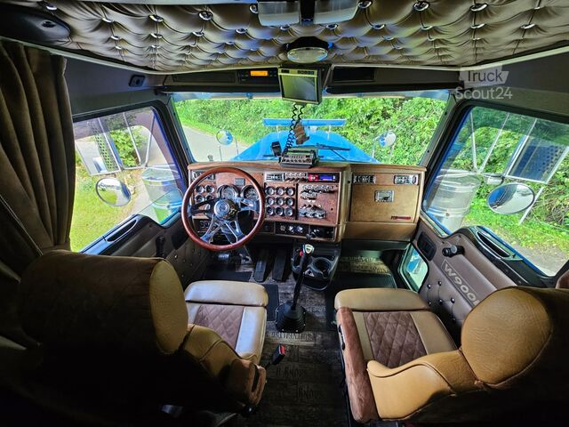 Standard tractor Kenworth W900L
